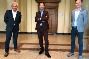 Eerste uitzending van ‘De Tafel van Vier’ op 17 mei