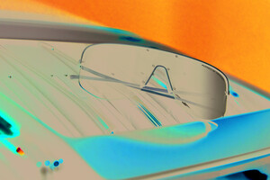 neubau eyewear gooit het over een marmeren boeg