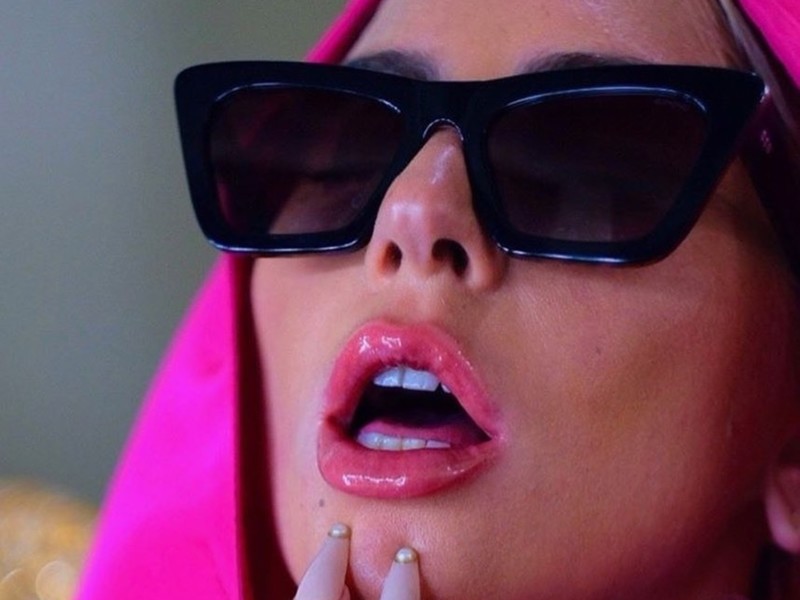Lady Gaga draagt zonnebril van KOMONO
